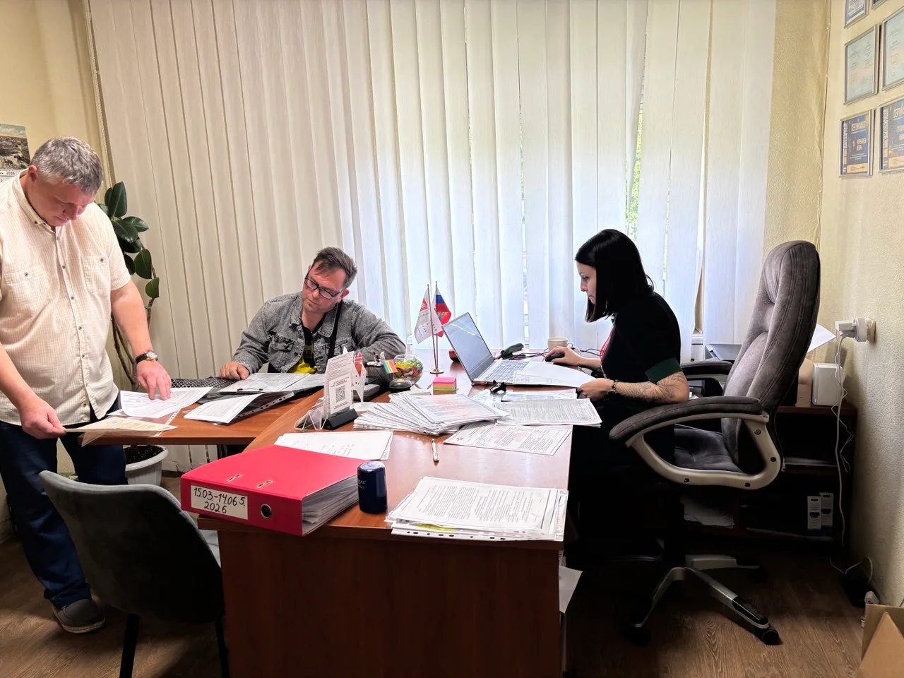 Команда агентства Бастион проверяет документы по сделке