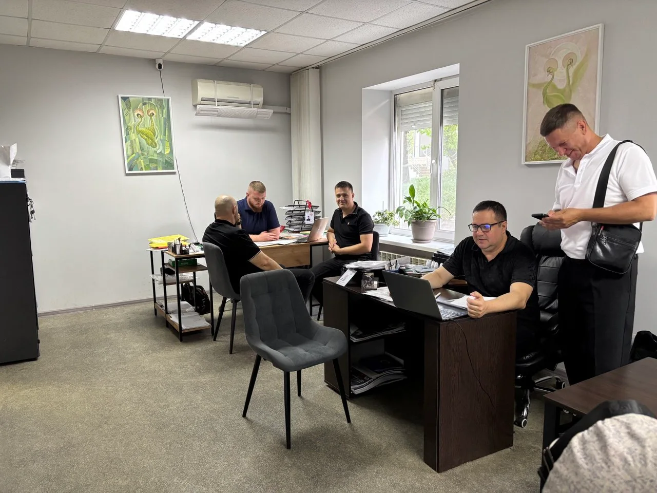 Сотрудники агентства Бастион работают с клиентами в офисе