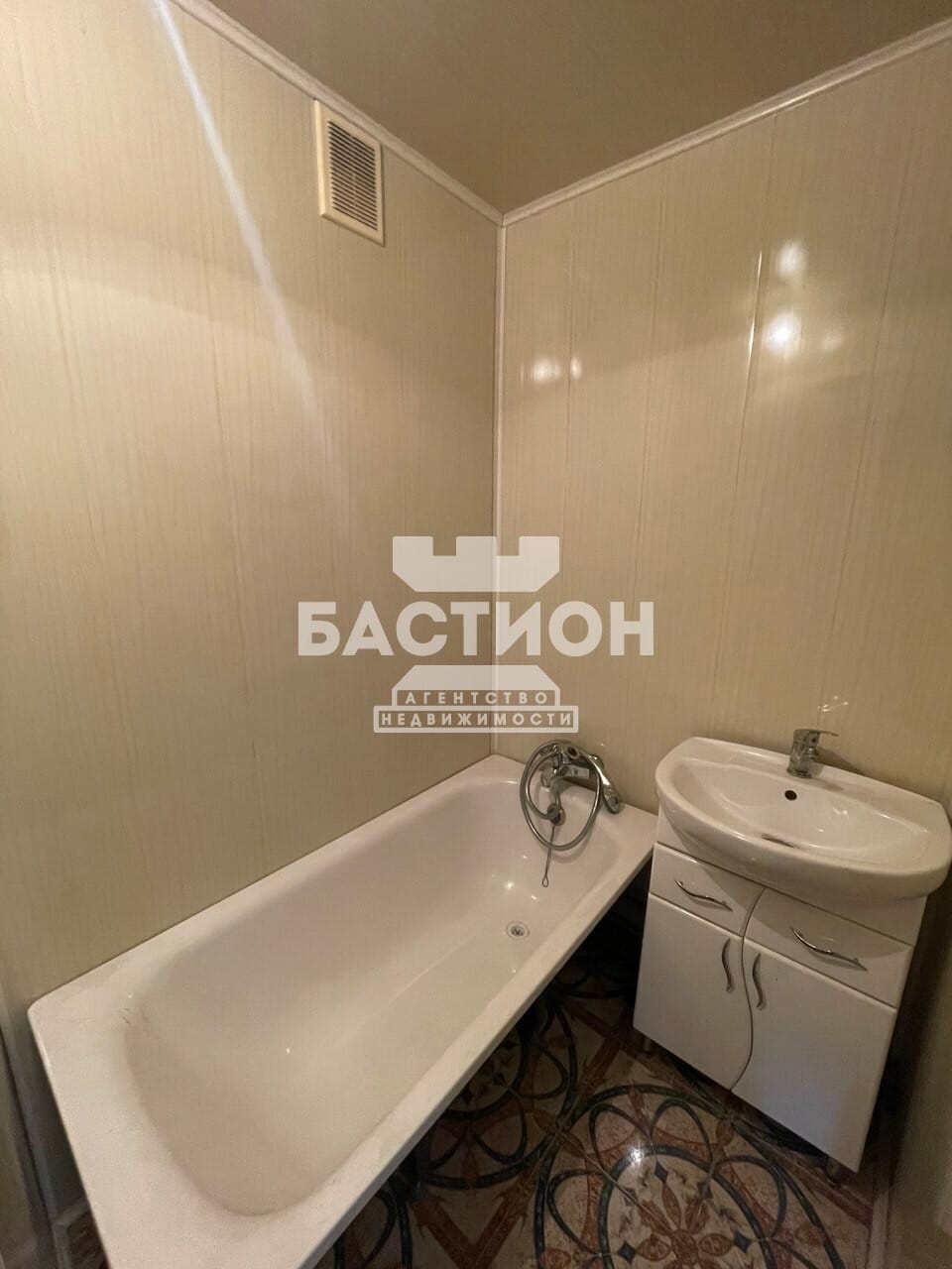 Продаётся трёхкомнатная квартира, 55 м²