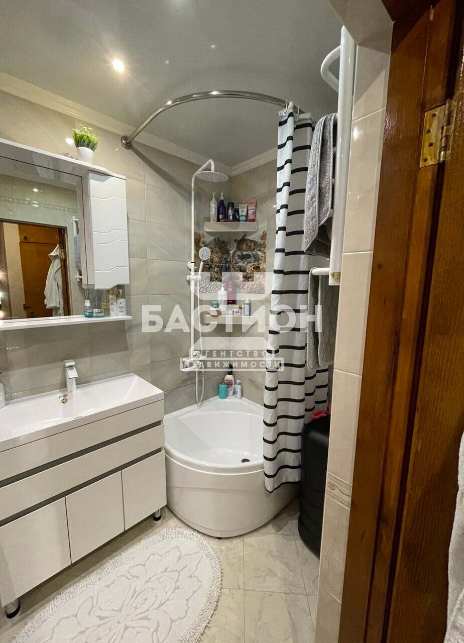 Продаётся трёхкомнатная квартира, 62,6 м²