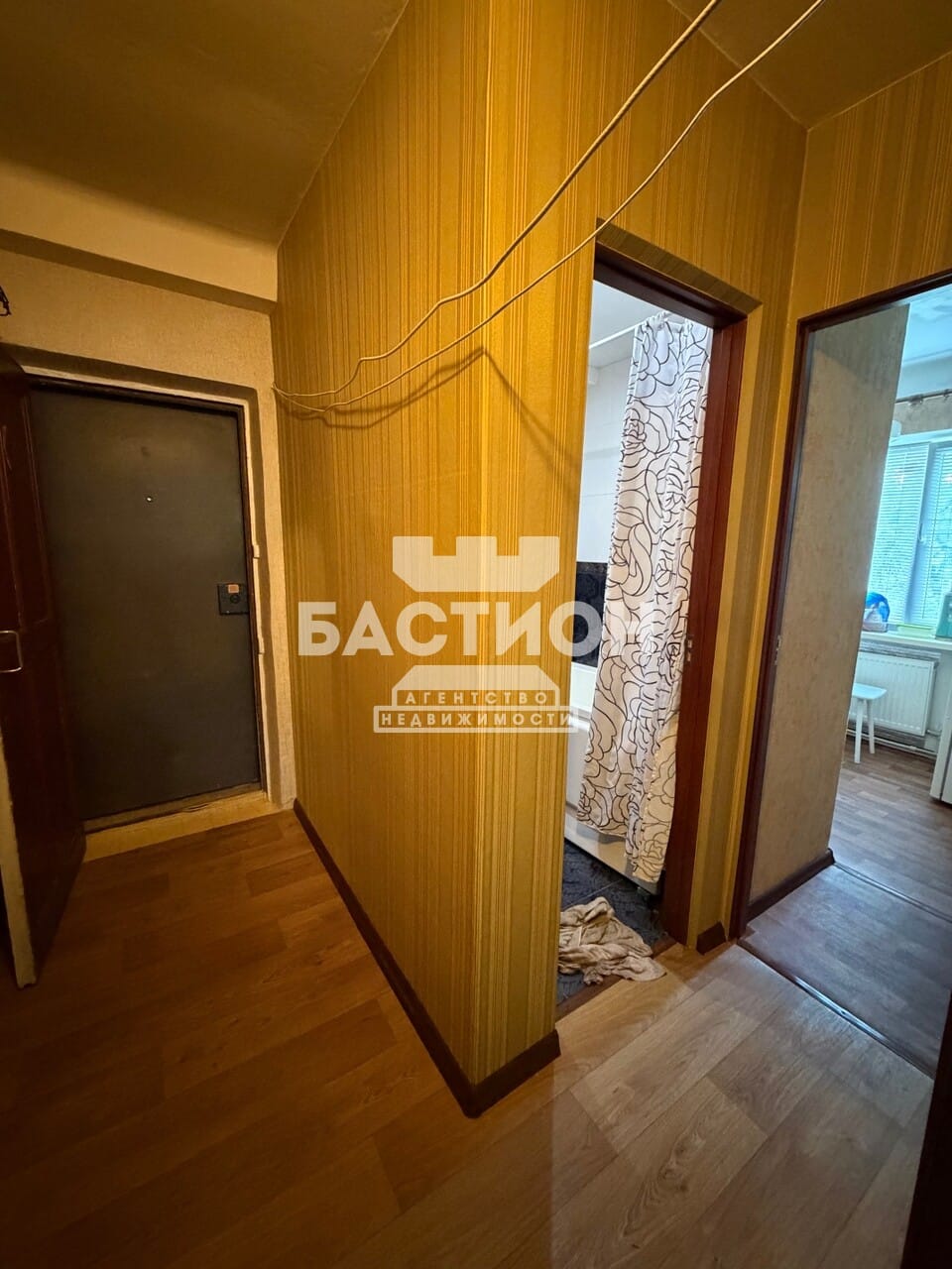 Продаётся трёхкомнатная квартира, 42 м²
