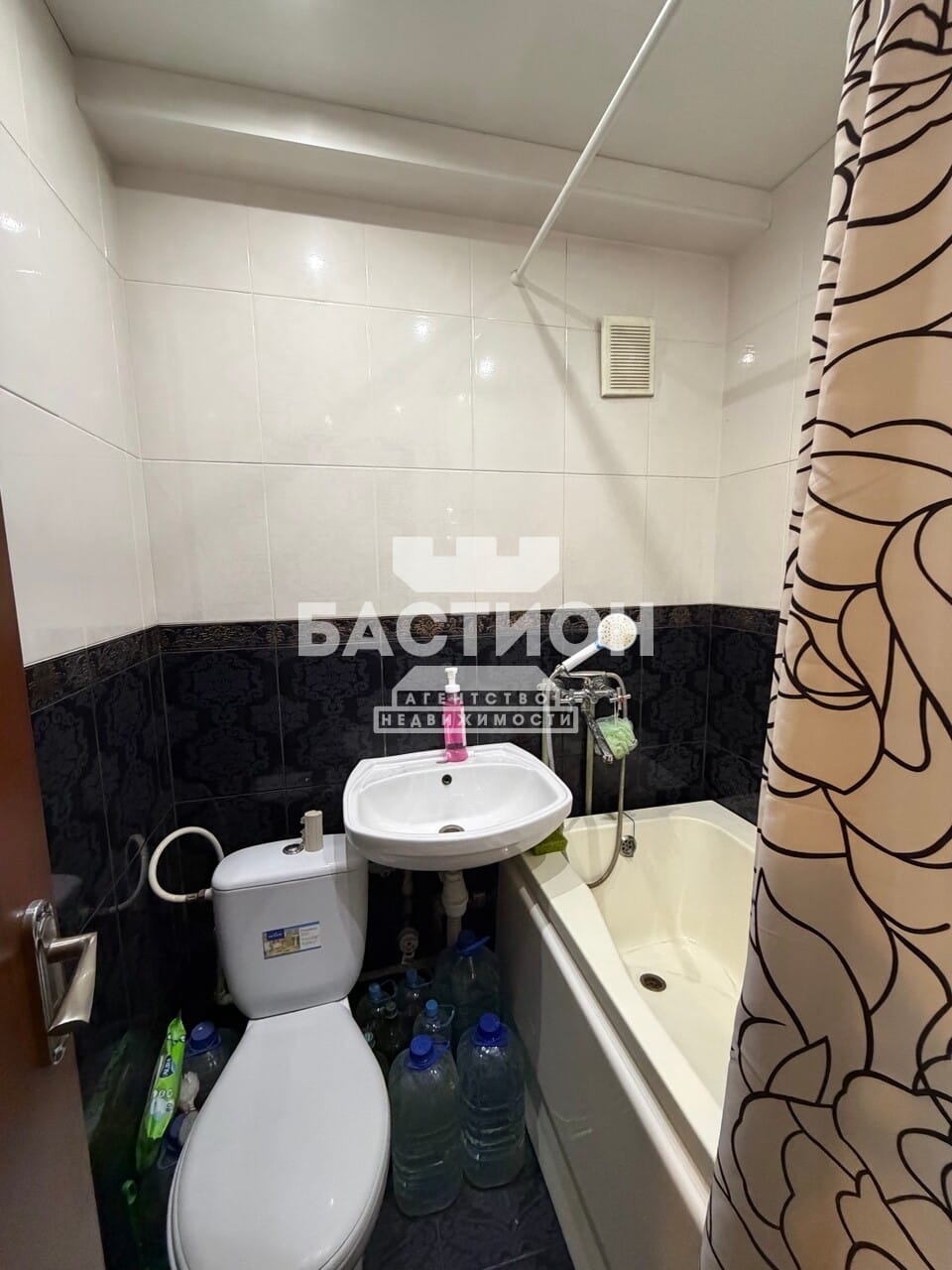Продаётся трёхкомнатная квартира, 42 м²